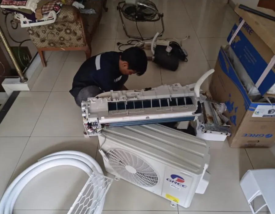 Proses bongkar pasang unit elektronik rumah tangga