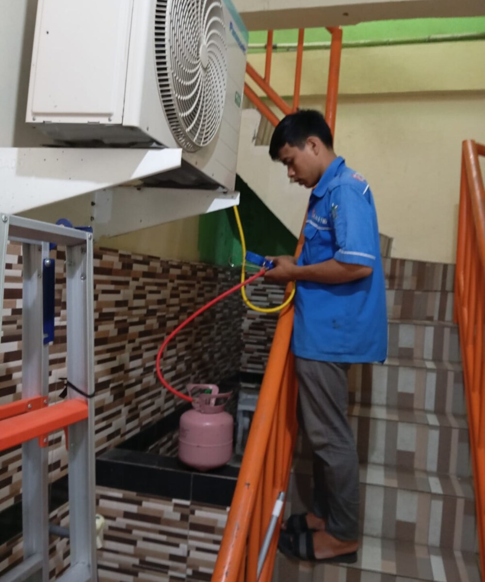 Teknisi Mandiri Utama Electro menjelaskan hasil pemeriksaan kepada pelanggan