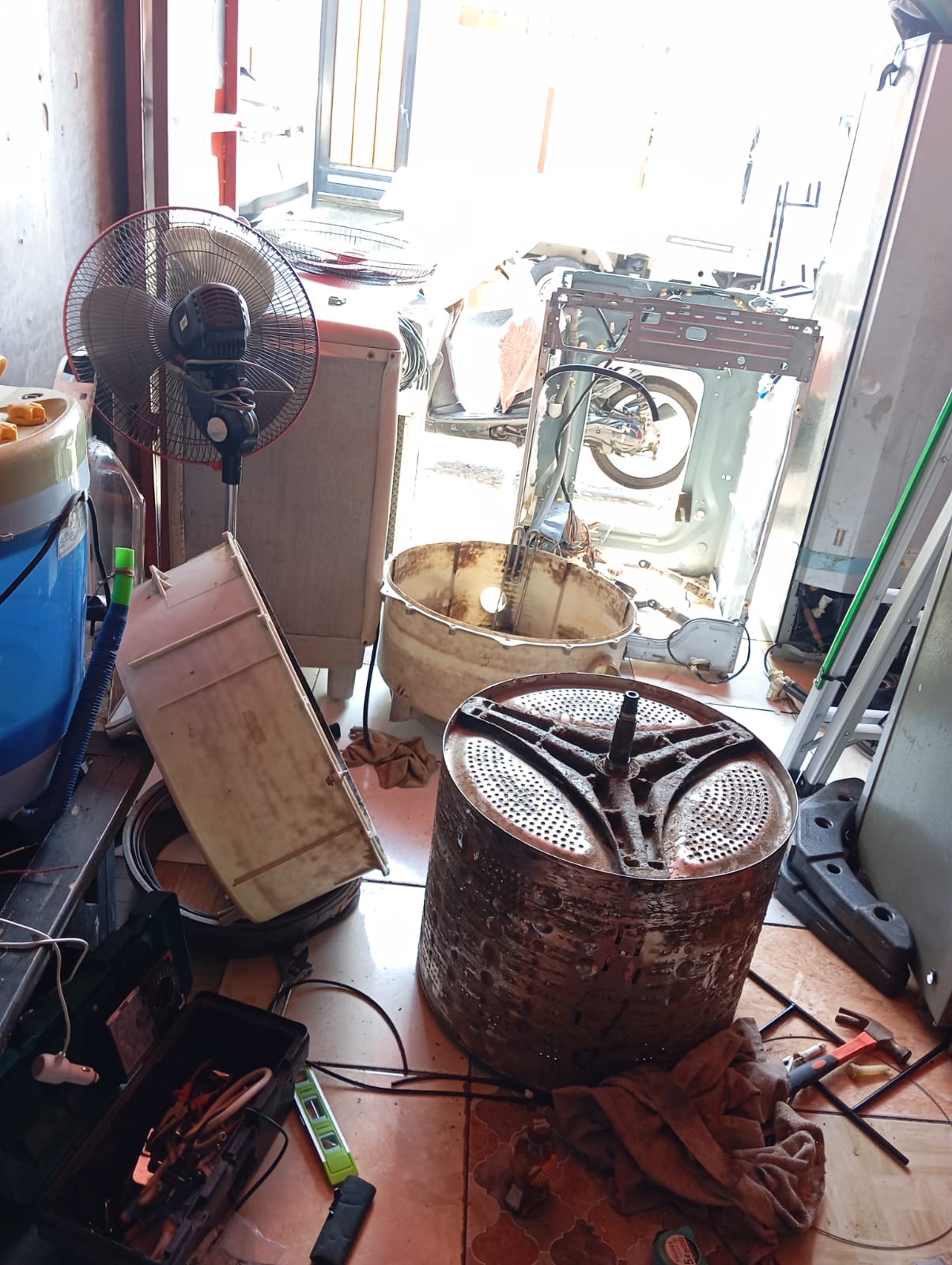 Teknisi memeriksa mesin cuci front loading
